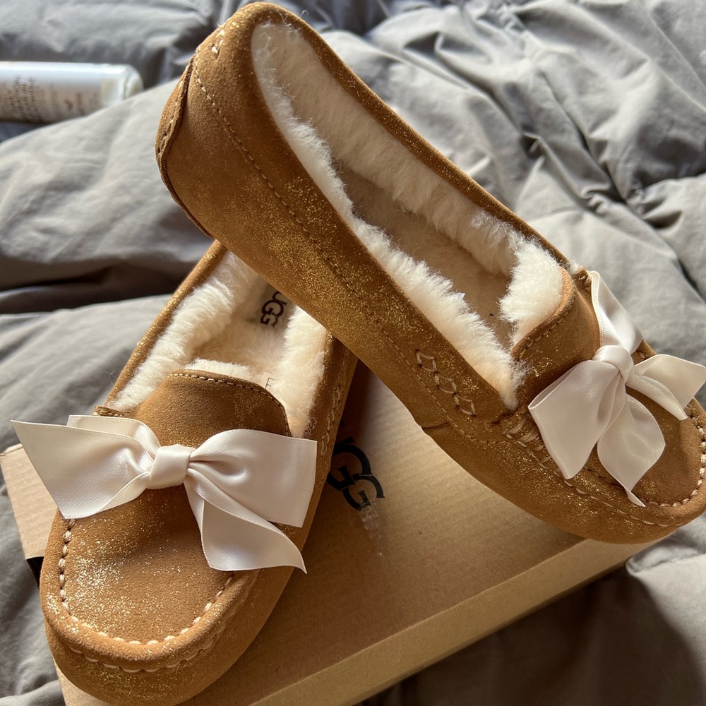 UGG slippers w/ ansley bow glimmer. Chestnut- gold shimmer- cream…